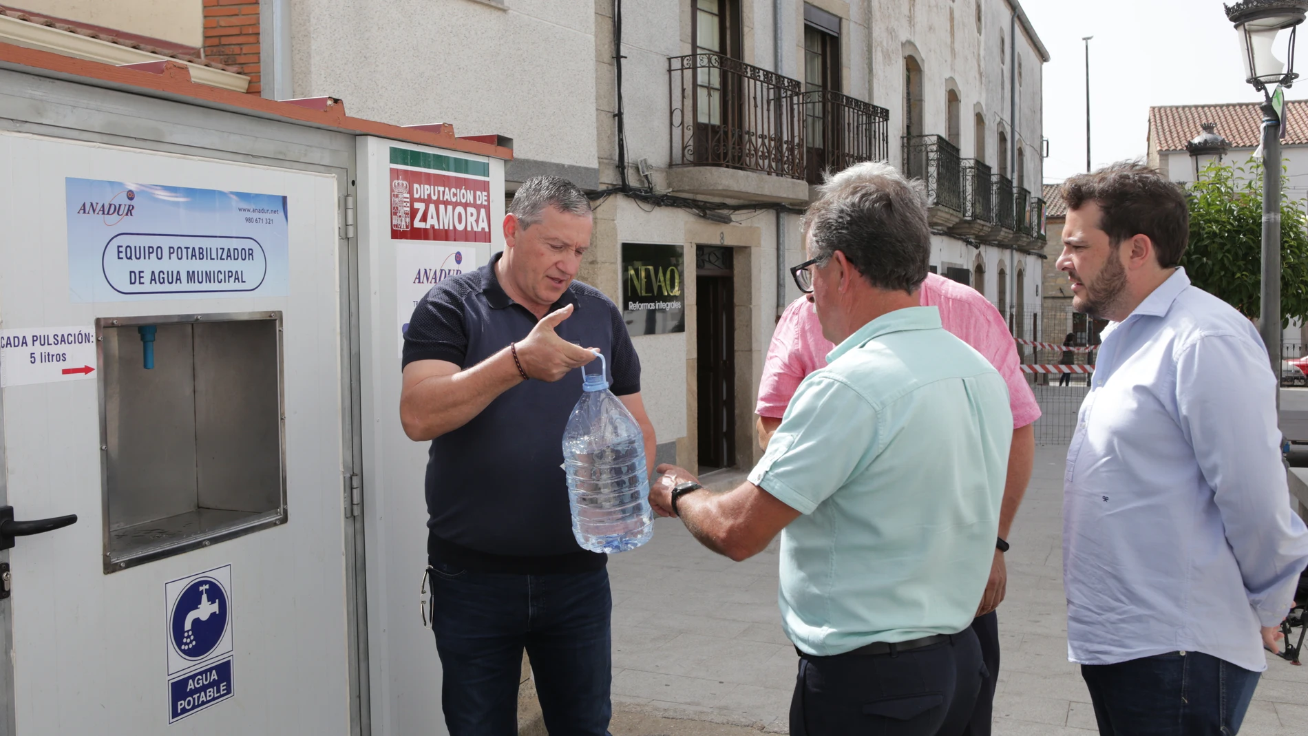  El presidente de la Diputación de Zamora, Javier Faúndez, visita la planta de ósmosis instalada en Bermillo de Sayago
