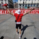 Decenas de aficionados del FC Union Berlin se concentran en la Puerta del Sol
