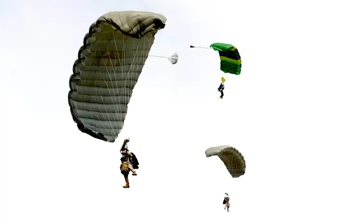 Más de 170 paracaidistas de diferentes ejércitos internacionales practican en León su capacidad de infiltración en las líneas enemigas