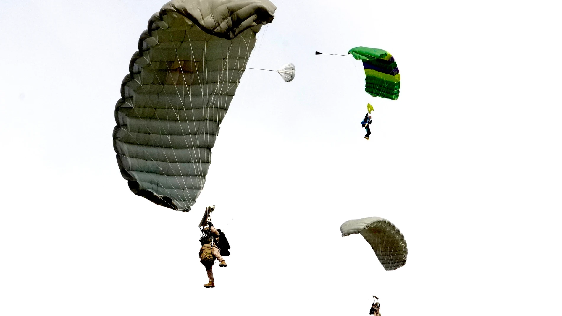 Ejercicio de adiestramiento paracaidista con la participación de equipos españoles y otros del resto de Europa y Estados Unidos