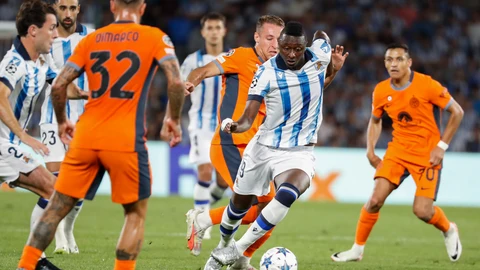 Sadiq intenta escapar de la defensa del Inter