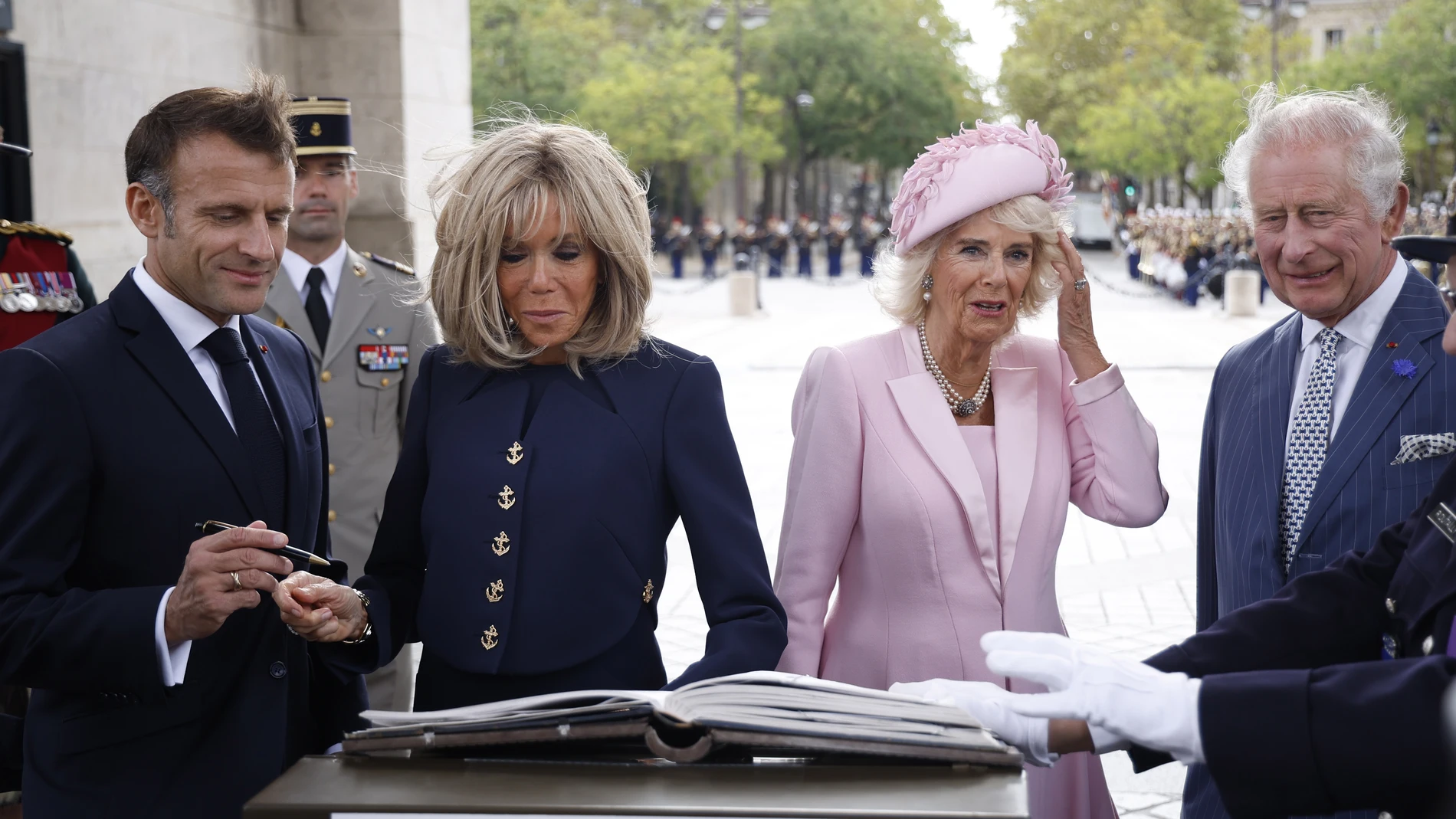 Paris (France), 20/09/2023.- Britain's King Charles III (R), his wife Camilla (C-R), French President Emmanuel Macron (L) and his wife Brigitte Macron (C-L) attend a remembrance ceremony at Arc de Triomphe in Paris, France, 20 September 2023. The visit, initially planned for March and postponed because of unrests in France, leads the king and queen of Great Britain to Paris and Bordeaux and includes a state dinner, official appointments with President Macron and more informal meetings with Fr...