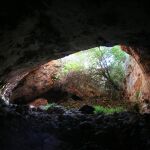 Vista de la entrada de la cueva (desde dentro) 