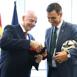 Pedro Sánchez, con el presidente de la FIFA, Gianni Infantino