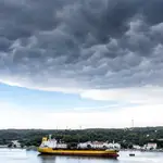 Un petrolero bajo un cielo de nubes mammatus este miércoles en el puerto de Mahón.
