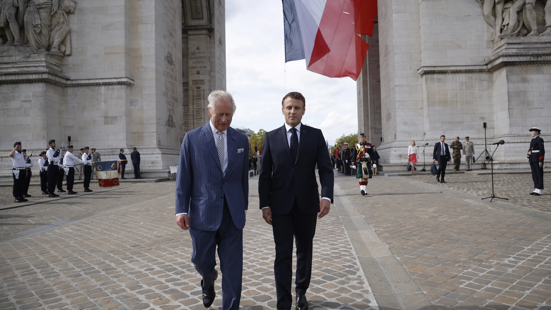 Paris (France), 20/09/2023.- Britain's King Charles III (L), and French President Emmanuel Macron (R) attend a remembrance ceremony at Arc de Triomphe in Paris, France, 20 September 2023. The visit, initially planned for March and postponed because of unrests in France, leads the king and queen of Great Britain to Paris and Bordeaux and includes a state dinner, official appointments with President Macron and more informal meetings with French and British citizens. (Francia, Gran Bretaña, Rein...