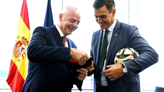 NUEVA YORK, 20/09/2023.- El presidente del Gobierno, Pedro Sánchez (d) y el presidente de la FIFA, Gianni Infantino, durante la reunión que han mantenido hoy martes en Nueva York. EFE / MONCLOA.