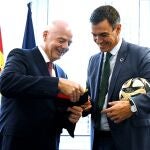 NUEVA YORK, 20/09/2023.- El presidente del Gobierno, Pedro Sánchez (d) y el presidente de la FIFA, Gianni Infantino, durante la reunión que han mantenido hoy martes en Nueva York. EFE / MONCLOA.