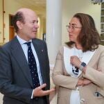 La consejera de Movilidad y Transformación Digital, María González Corral, conversa con el viceconsejero Jesús García-Cruces