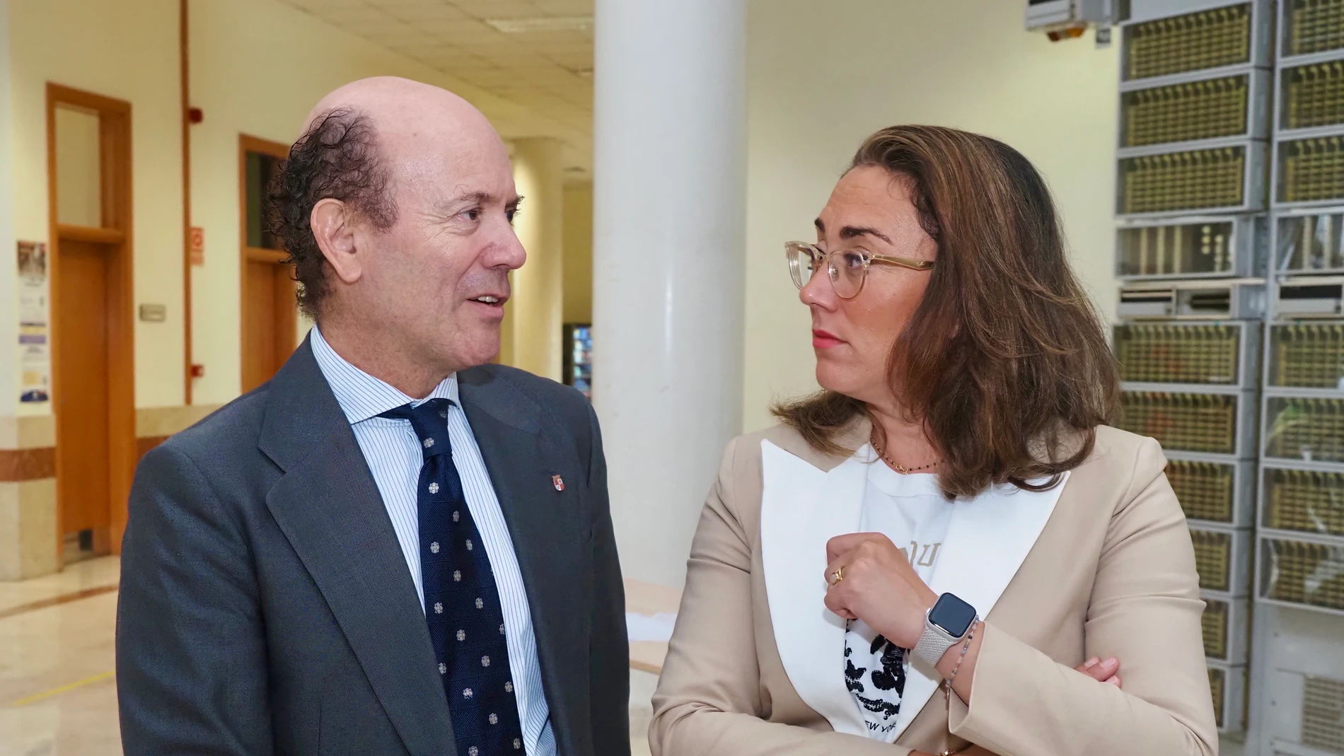 La consejera de Movilidad y Transformación Digital, María González Corral, conversa con el viceconsejero Jesús García-Cruces