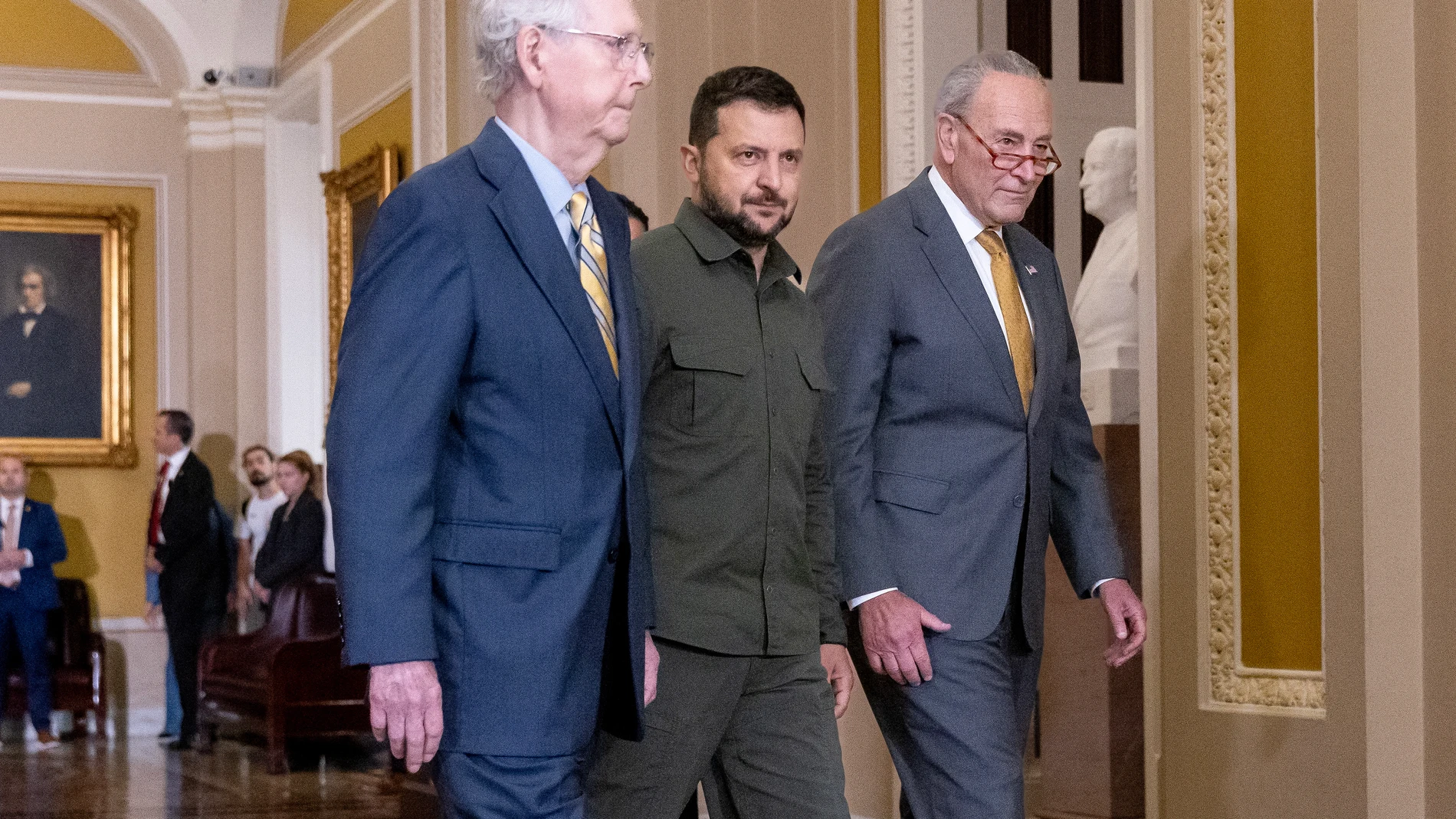 Washington (United States), 21/09/2023.- Ukrainian President Volodymyr Zelensky (C) walks with US Senate Minority Leader Mitch McConnell (L) and US Senate Majority Leader Chuck Schumer (R) before meeting with members of the US Senate on Capitol Hill in Washington, DC, USA, 21 September 2023. Ukrainian President Zelensky is in Washington to meet with members of Congress at the US Capitol, the Pentagon and US President Joe Biden at the White House to make a case for further military aid. (Ucran...