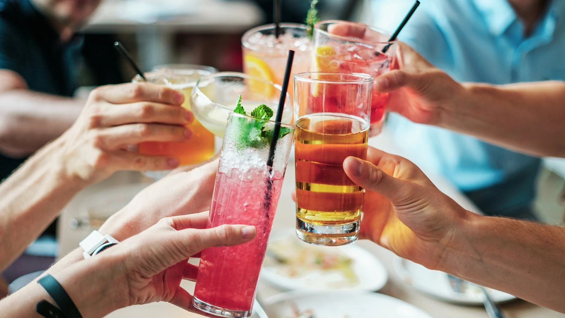 La bebida con mayor proporción de alcohol del mundo es la absenta. Aunque hay algunas marchas comerciales de otro tipo de bebidas que superan su graduación