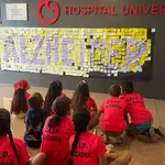Pacientes y médicos plasman recuerdos en pósits en el Hospital del Vinalopó en Elche para conmemorar el Día Mundial del Alzheimer