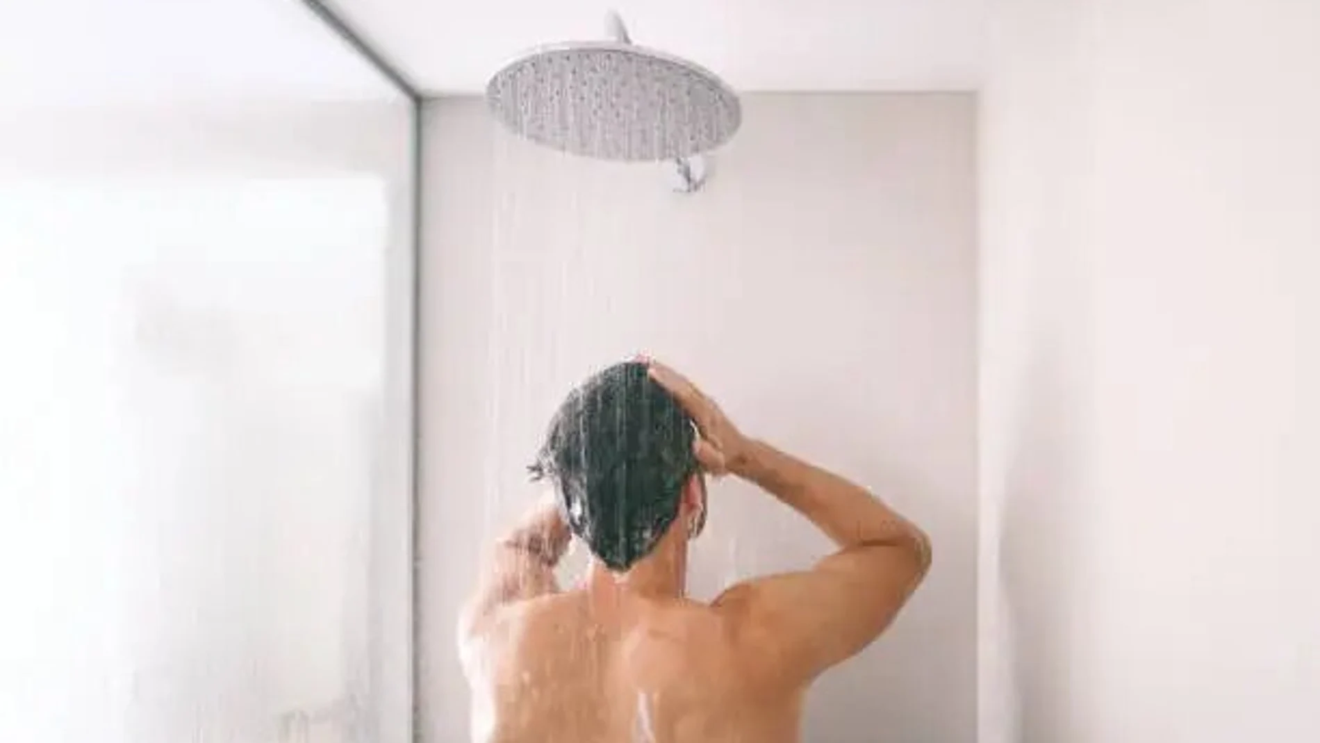 Un hombre en la ducha