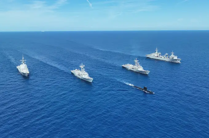 La Armada muestra su poderío naval lanzando torpedos para repeler posibles ataques submarinos