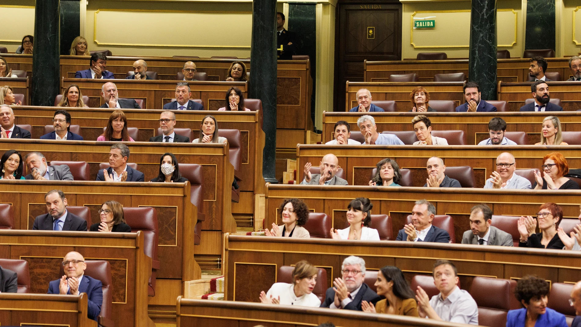 Aplausos tras la aprobación de la reforma que implanta el uso de las lenguas cooficiales, durante una sesión plenaria, en el Congreso de los Diputados, a 21 de septiembre de 2023, en Madrid (España). Durante el Pleno de hoy se tramita en lectura única la reforma del Reglamento para permitir el uso de las lenguas que tengan carácter oficial en una comunidad autónoma. 21 SEPTIEMBRE 2023;PLENO;LENGUAS;LENGUAS COOFICIALES;PINGANILLOS Eduardo Parra / Europa Press 21/09/2023