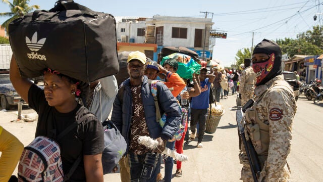 Éxodo de miles de haitianos desde República Dominicana por el conflicto hídrico