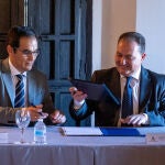 El presidente de la Diputación, David Toscano, y el consejero de Justicia, José Antonio Nieto, firman el convenio.
