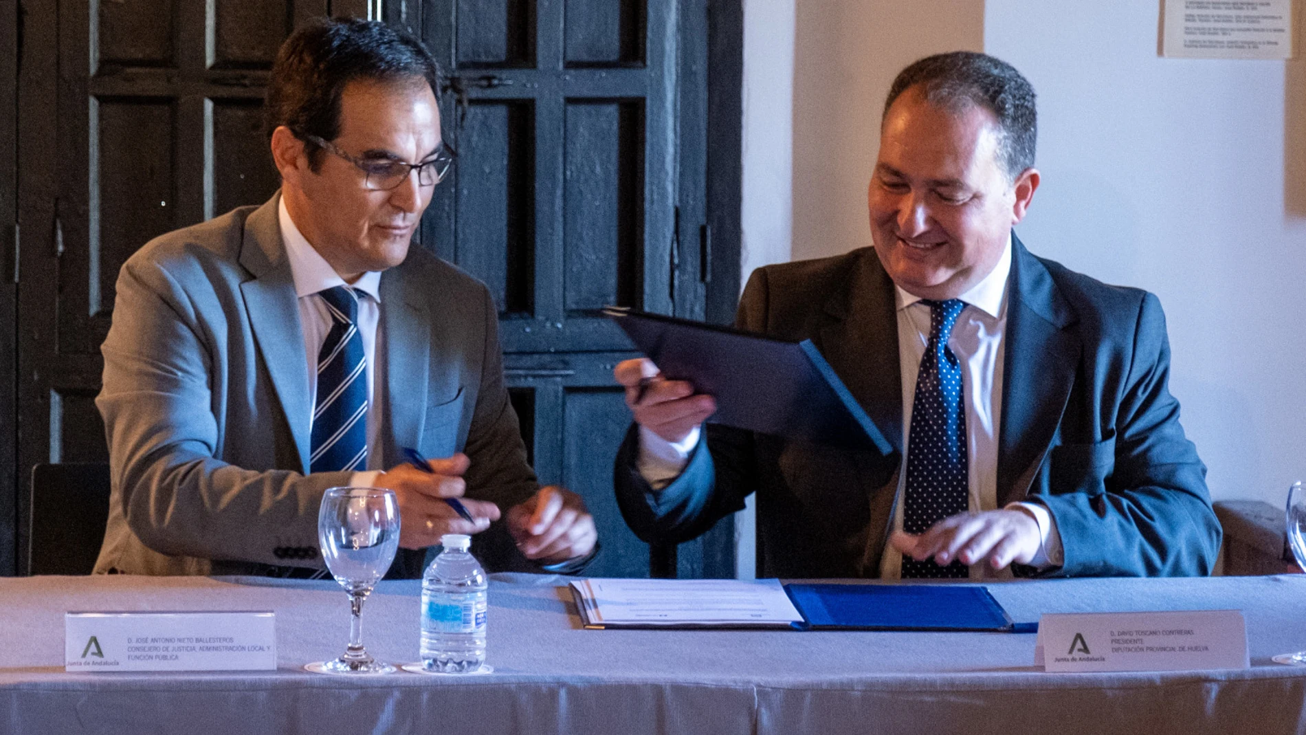 El presidente de la Diputación, David Toscano, y el consejero de Justicia, José Antonio Nieto, firman el convenio.