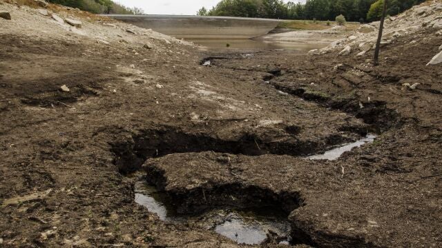 El pantano de Santa Fe seco, en el parque natural del Montseny, a 19 de septiembre de 2023, en Fogás de Monclús, Barcelona, Catalunya (España). La sequía afecta al embalse del Montseny, construido en 1920 para generar electricidad a un hotel de lujo, y que debe su nombre al arroyo sobre el cual se encuentra. 19 SEPTIEMBRE 2023;PANTANO;EMBALSE;ELECTRICIDAD;HOTEL;ARROYO;SEQUÍA Alberto Paredes / Europa Press 19/09/2023