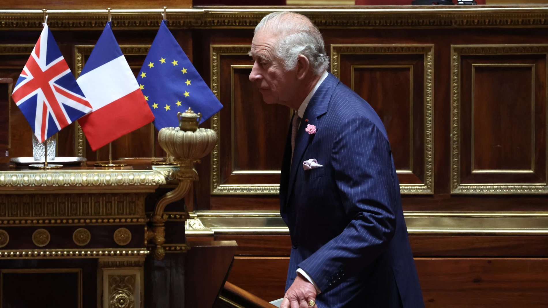 Paris (France), 21/09/2023.- Britain's King Charles prepares to address Senators and members of the National Assembly at the French Senate, the first time a member of the British Royal Family has spoken from the Senate Chamber, in Paris, France, 21 September 2023. Britain's King Charles III and his wife Queen Camilla are on a three-day state visit starting from 20 September, to Paris and Bordeaux, six months after rioting and strikes forced the last-minute postponement of his first state visi...