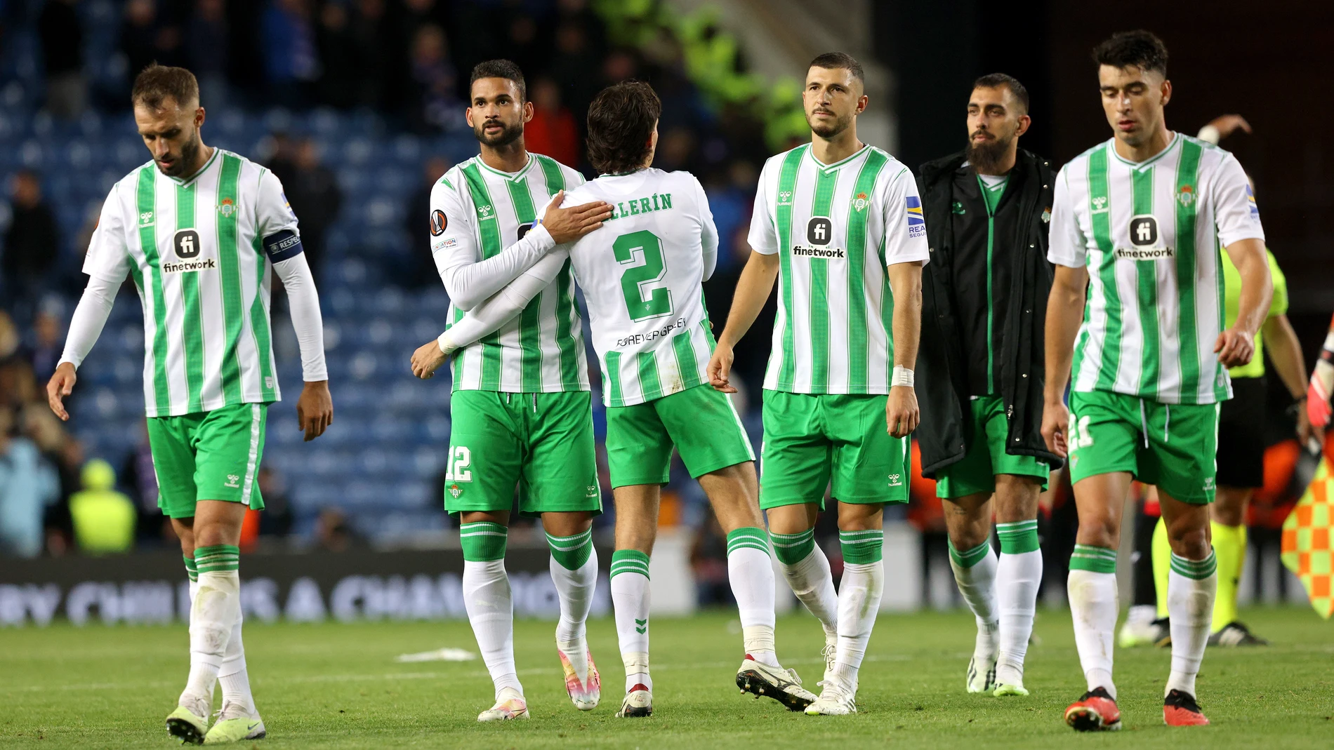 Glasgow (United Kingdom), 21/09/2023.- Players of Real Betis walk off the pitch after the UEFA Europa League Group C match between Glasgow Rangers and Real Betis in Glasgow, Britain, 21 September 2023. Rangers won 1-0. (Reino Unido) EFE/EPA/ROBERT PERRY 