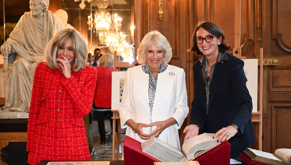 French President's wife Brigitte Macron and Britain's Queen Camilla at the National Library