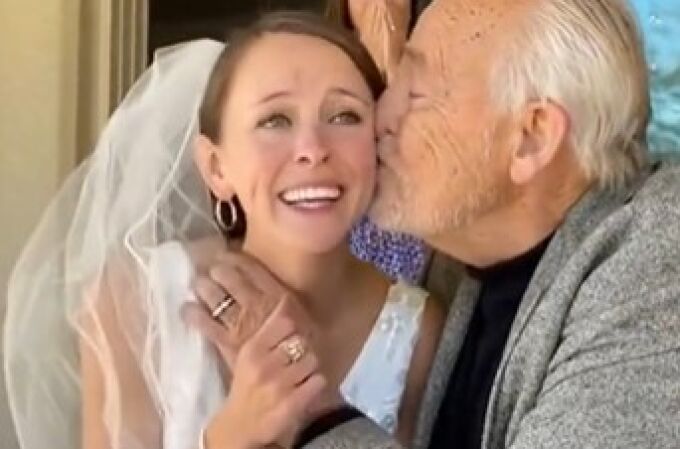 Un padre con Alzheimer reconoce a su hija el día de su boda