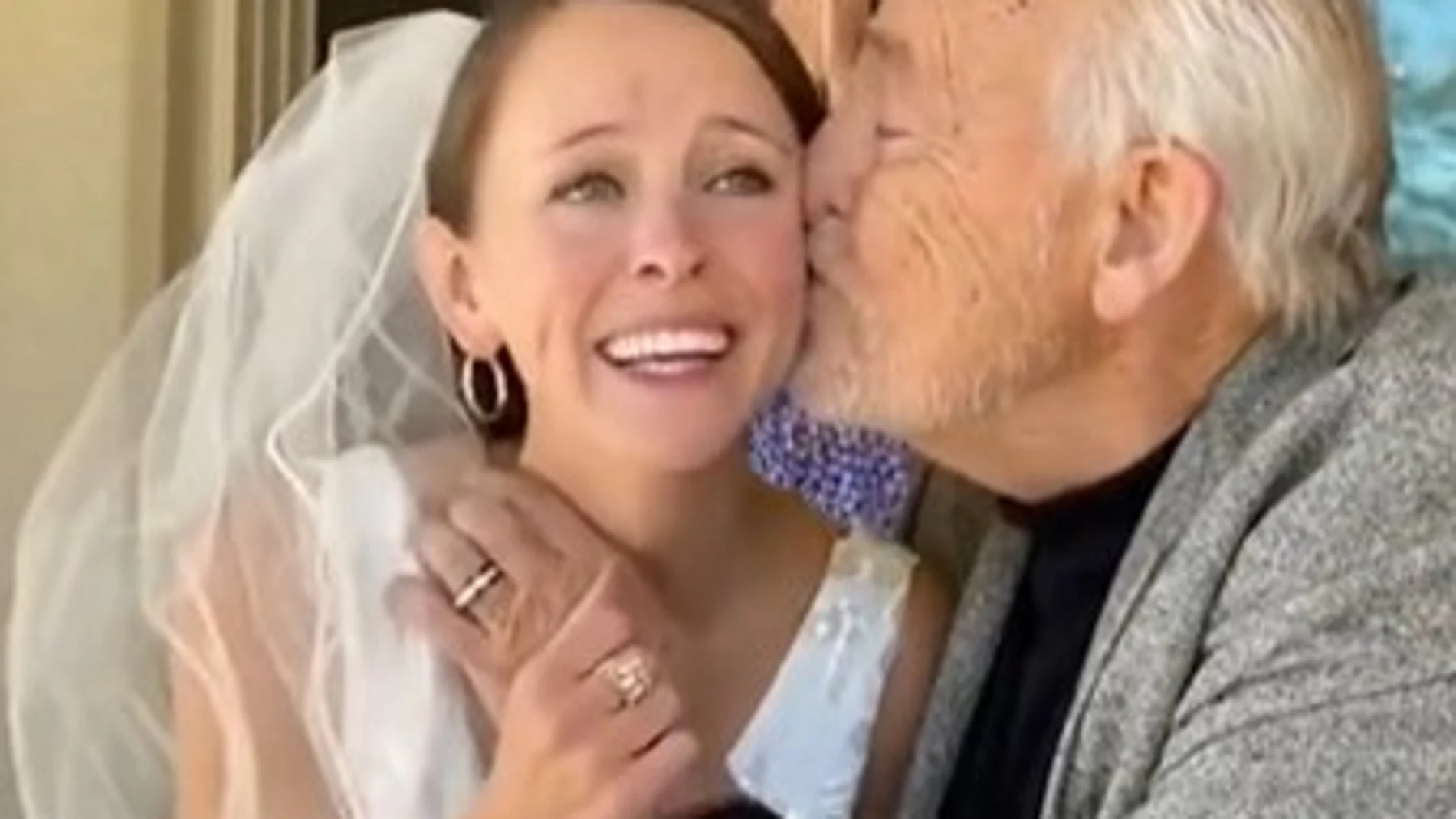 Un padre con Alzheimer reconoce a su hija el día de su boda