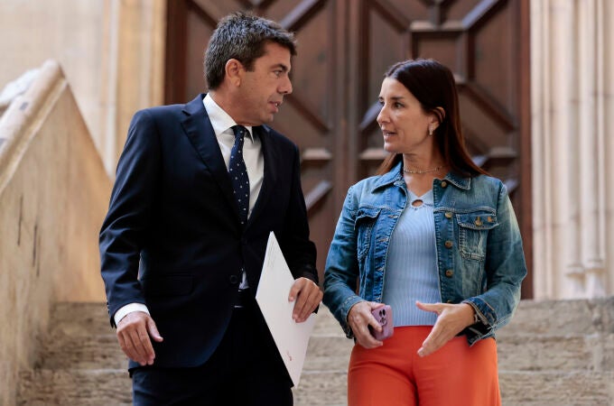 El presidente de la Generalitat valenciana Carlos Mazón, junto a la consellera de Hacienda, Ruth Merino, esta mañana en el Palau