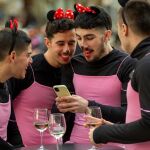 Varios jóvenes celebran una despedida de soltero