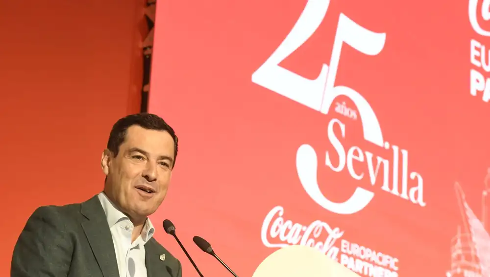 El presidente de la Junta de Andalucía, Juanma Moreno, durante su intervención en el acto de celebración del XXV aniversario de Coca-Cola en Sevilla
