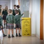 Escolares reciclan en su escuela