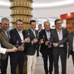 El presidente de Andalucía, Juanma Moreno, ha acudido al acto de celebración del XXV aniversario de la planta que Coca Cola tiene en La Rinconada