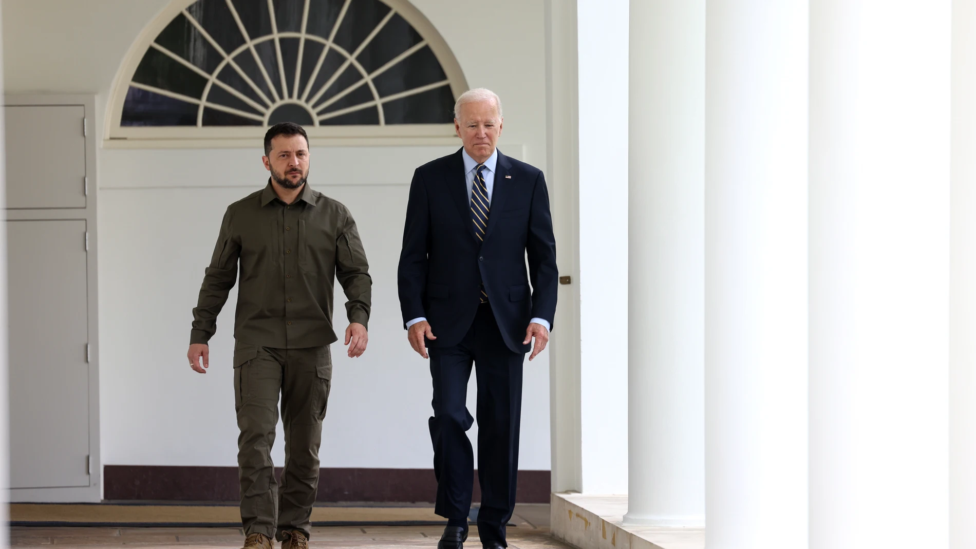 Washington (United States), 21/09/2023.- US President Joe Biden (R) and Ukrainian President Volodymyr Zelensky (L) walk along the Colonnade to the Oval Office of the White House in Washington, DC, USA, 21 September 2023. Ukrainian President Zelensky is in Washington to meet with members of Congress at the US Capitol, the Pentagon and US President Joe Biden at the White House to make a case for further military aid. (Ucrania) EFE/EPA/JULIA NIKHINSON / POOL 