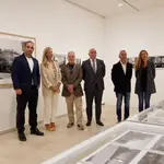 El alcalde de Valladolid Jesús Julio Carnero en la exposición ‘Valladolid. Aquí y ahora’, del fotógrafo Manolo Laguillo