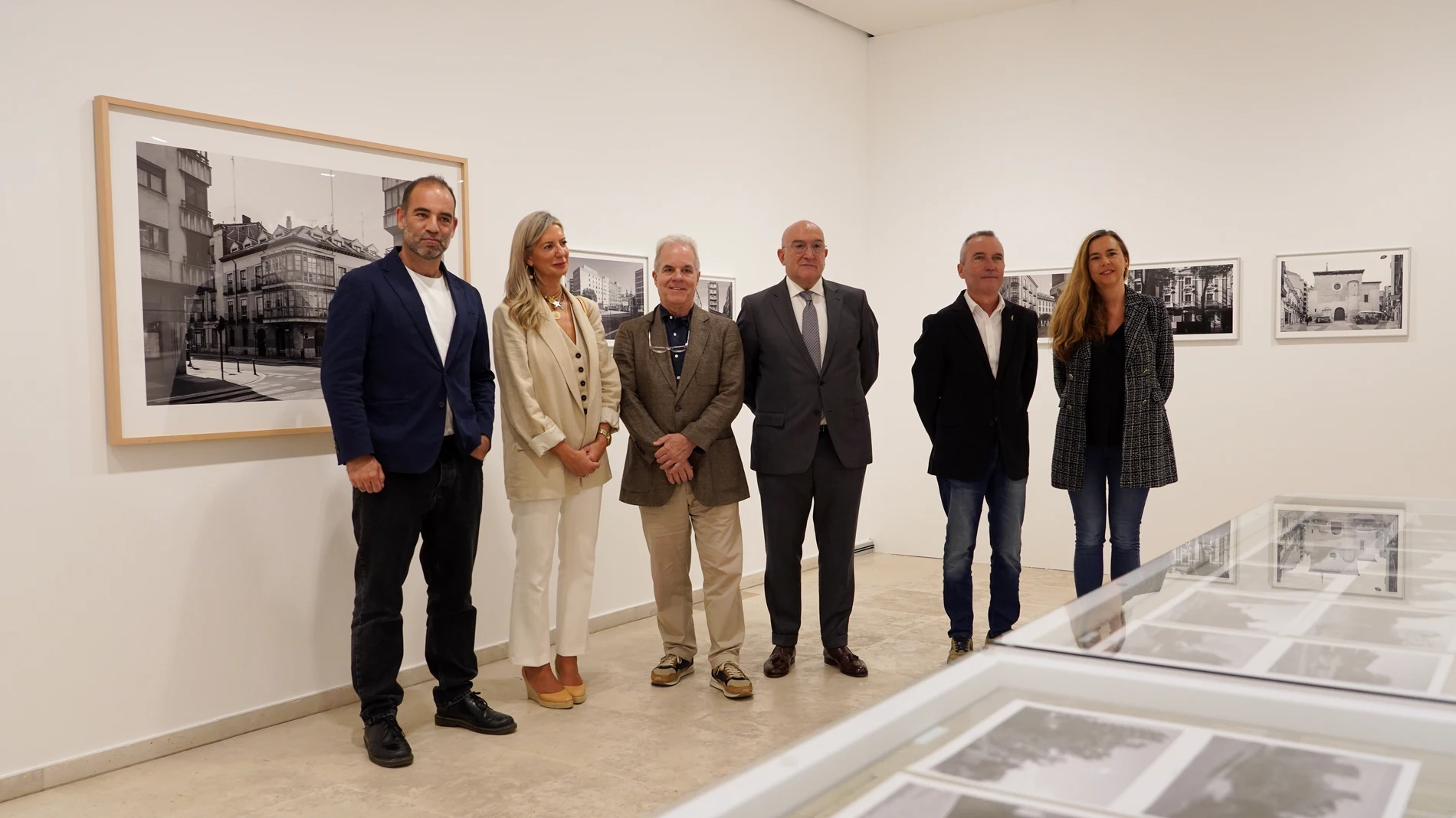 El alcalde de Valladolid Jesús Julio Carnero en la exposición ‘Valladolid. Aquí y ahora’, del fotógrafo Manolo Laguillo