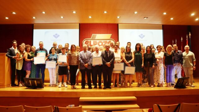 Representantes de las entidades beneficiadas y de la empresa posaron juntos al final del acto