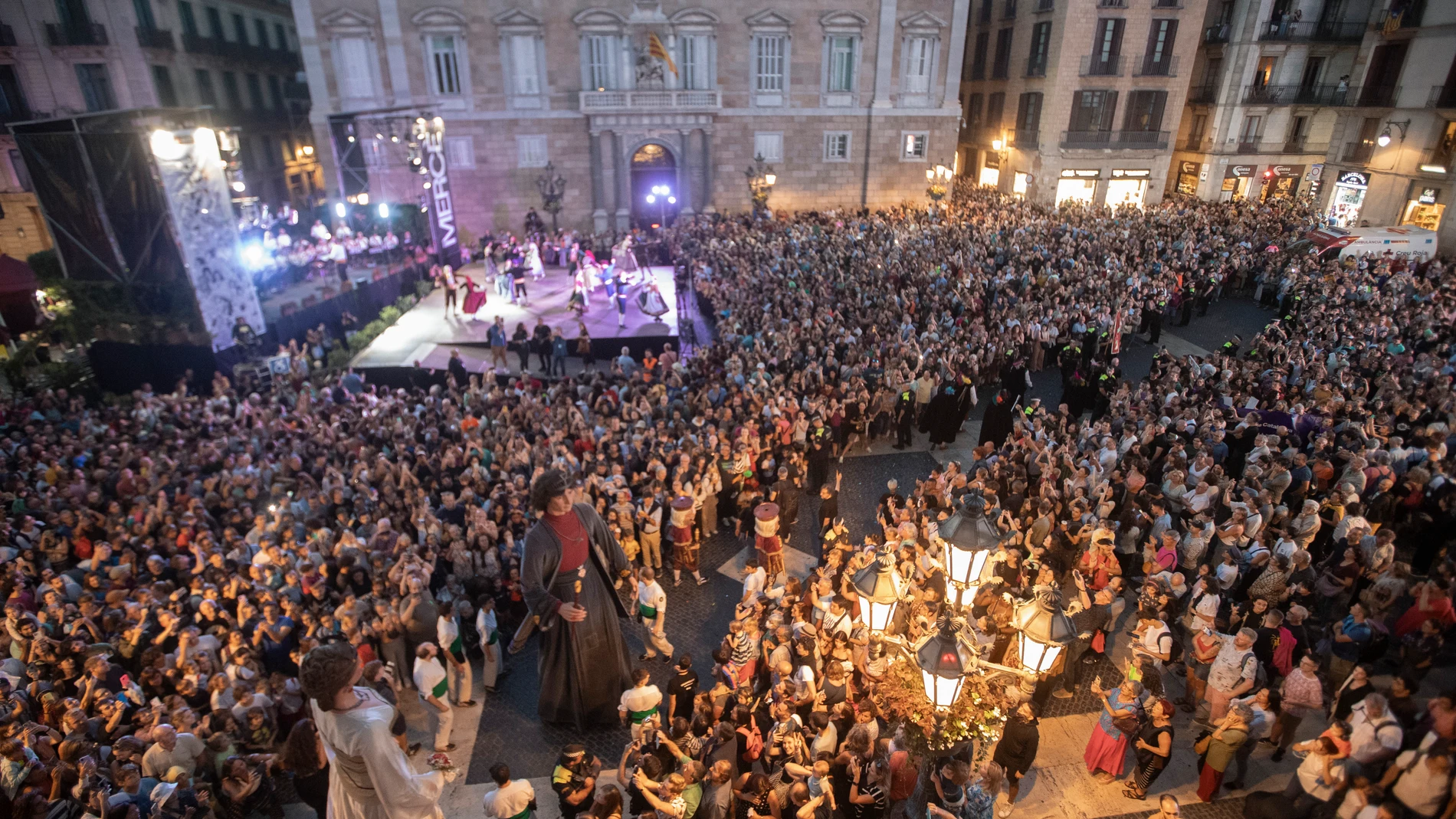 BARCELONA (ESPAÑA), 22/09/2023.- Aspecto de la plaza de Sant Jaume hoy viernes en el pregón de la Mercè, que pronuncia la escritora Najat El Hachmi, en unas fiestas que tienen como invitada a la ciudad de Kiev. EFE/Marta Pérez