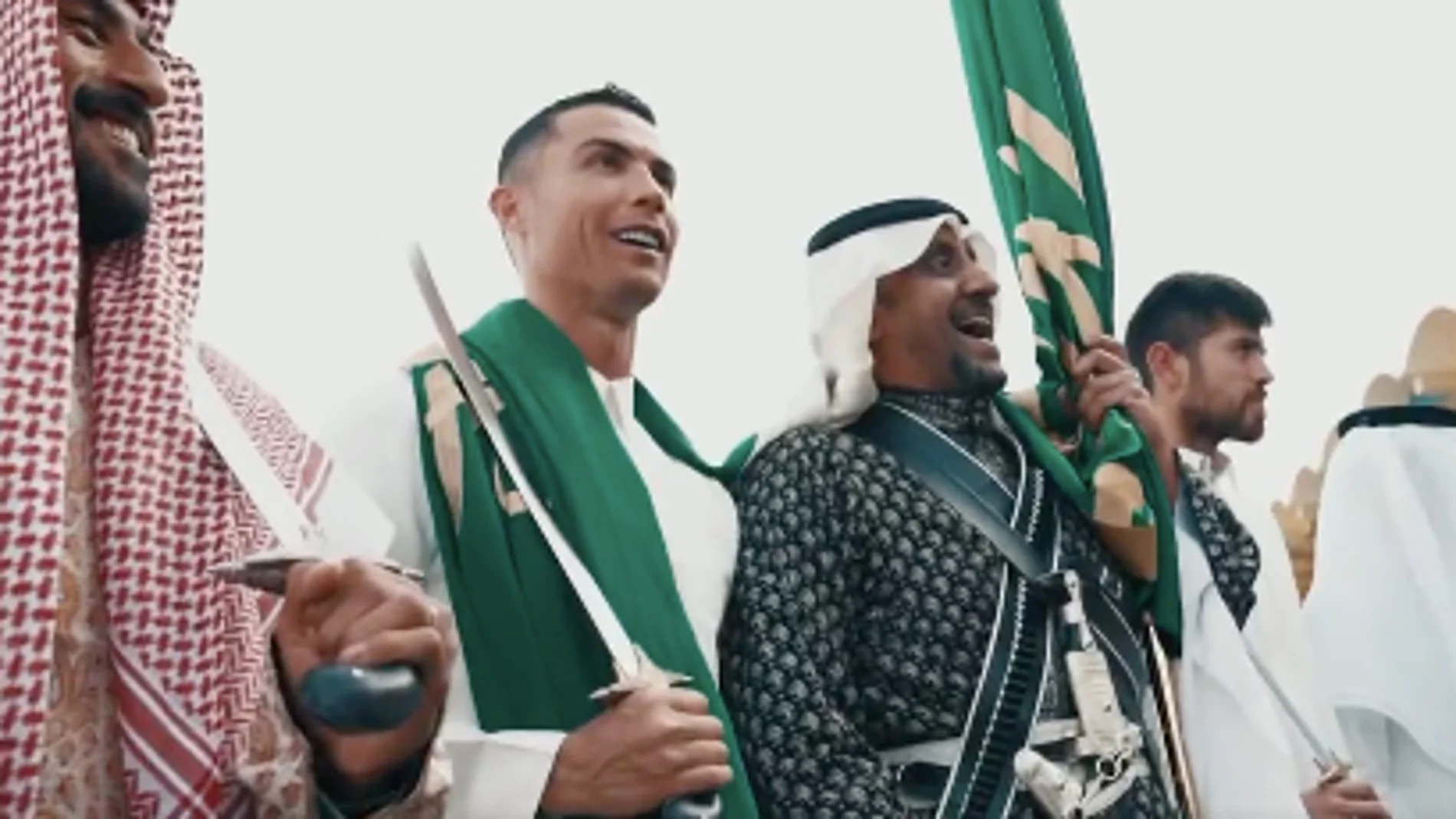 Cristiano Ronaldo, vestido de jeque con la misma túnica que lució Messi en el Mundial
