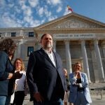 El presidente de ERC, Oriol Junqueras, realiza declaraciones a los medios de comunicación a las puertas del Congreso este martes, antes del debate del pleno de la Cámara que debatirá el uso de las lenguas cooficiales en toda la actividad parlamentaria