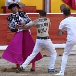  Un antitaurino salta al ruedo al término de la lidia al primero del rejoneador Pablo Hermoso de Mendoza, durante la corrida de la Feria del Toro celebrada esta tarde en la plaza de toros de Pamplon