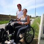  La peregrina Sabrina Tosolino, realiza el Camino de Santiago en silla de ruedas junto a su acompañante Alcidia Ana Molinari, a su paso por Ponferrada