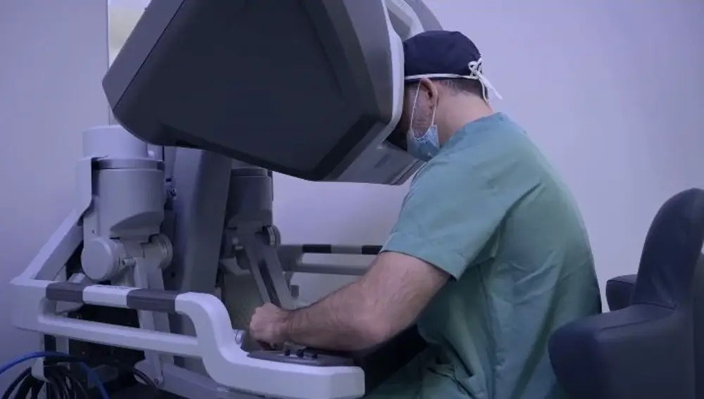 Un cirujano opera con la consola del robot Da Vinci Xi en el Hospital Sant Pau