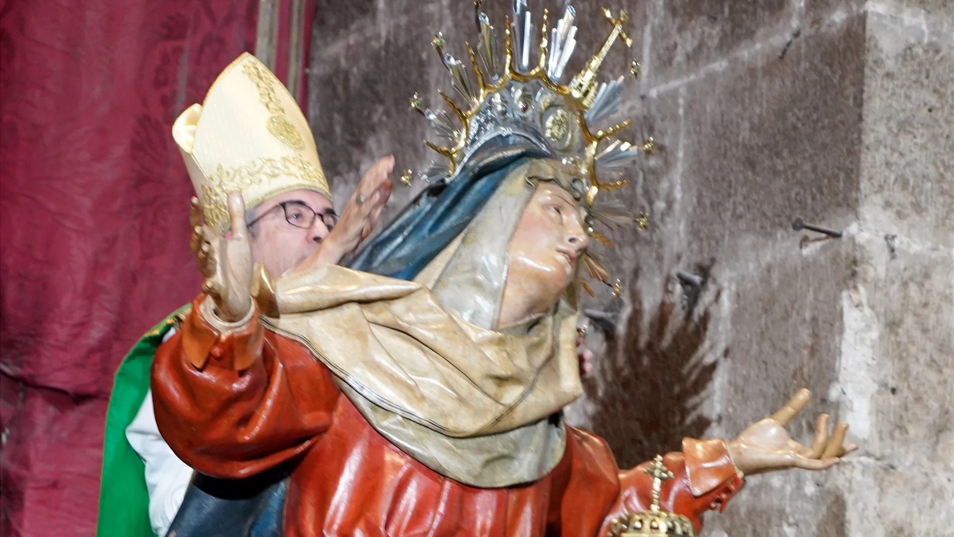 Coronación Canónica de la Santísima Virgen de los Dolores de la Vera Cruz, a cargo del arzobispo de la Diócesis de Valladolid, Luis Arguello