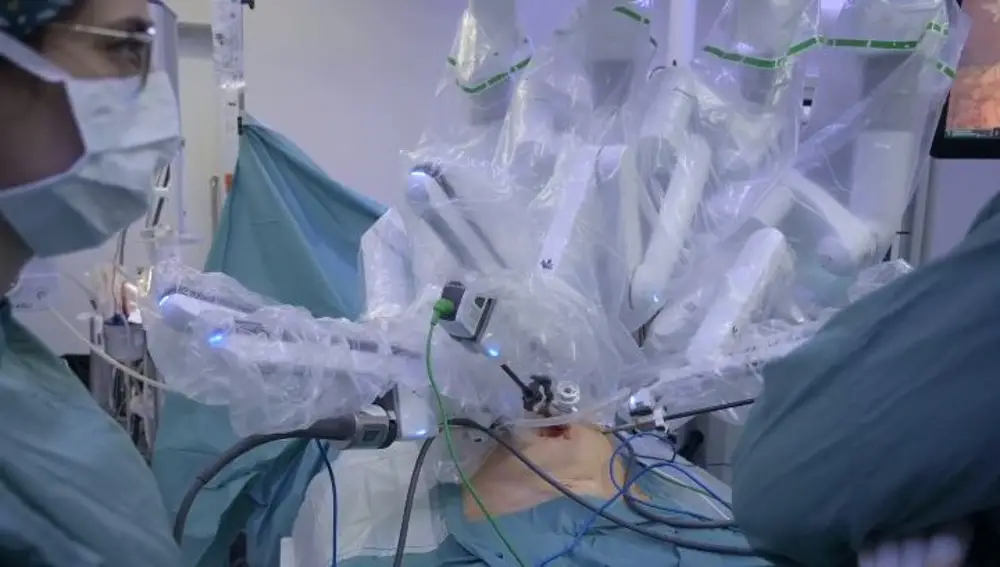 El robot Da Vinci Xi opera a un paciente en el Hospital Sant