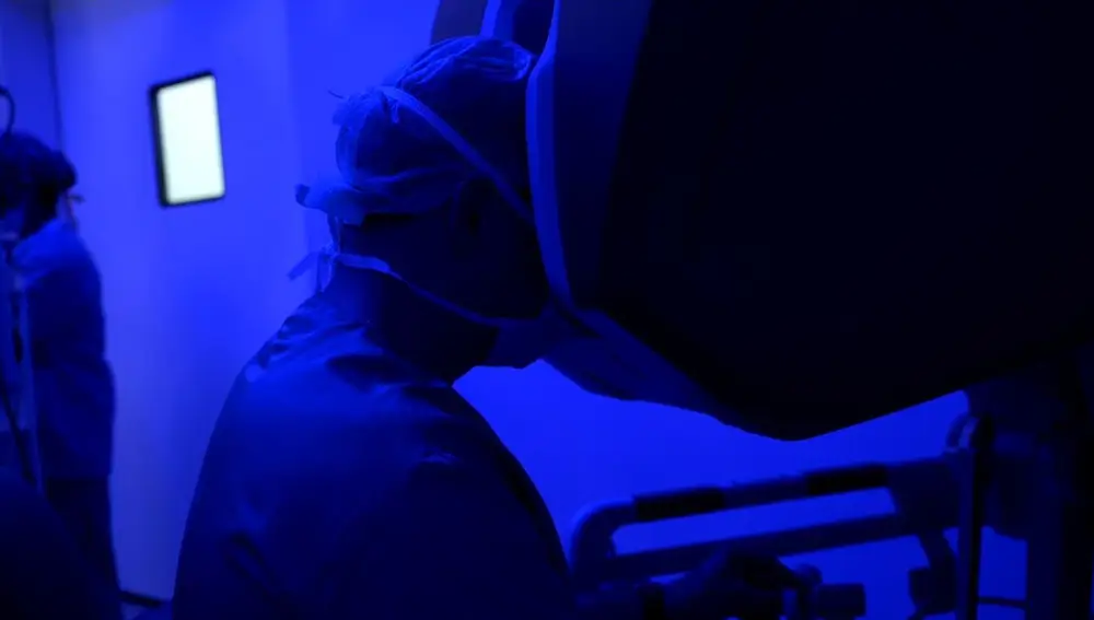 Un cirujano opera con la consola del robot Da Vinci Xi en el Hospital Sant Pau
