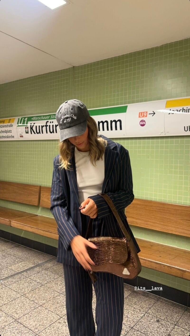 Sara Baceiredo con traje de chaqueta y pantalón
