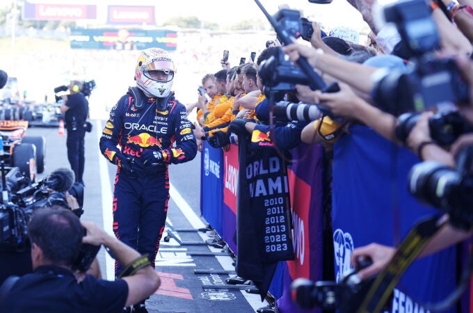 Max Verstappen se dirige al podio de Suzuka