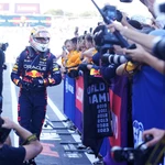 Max Verstappen se dirige al podio de Suzuka